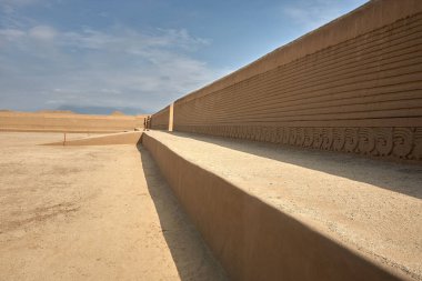 Antik bir medeniyetin yankıları dünyanın en büyük çamur tuğlası şehri Chan Chan 'ın engin kerpiç duvarlarında duruyor. Chim İmparatorluğu 'nun kalbi burası UNESCO' nun Dünya Mirası bölgesi..