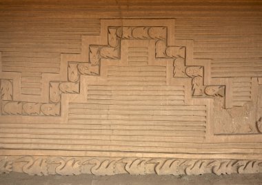Antik bir medeniyetin yankıları dünyanın en büyük çamur tuğlası şehri Chan Chan 'ın engin kerpiç duvarlarında duruyor. Chim İmparatorluğu 'nun kalbi burası UNESCO' nun Dünya Mirası bölgesi..