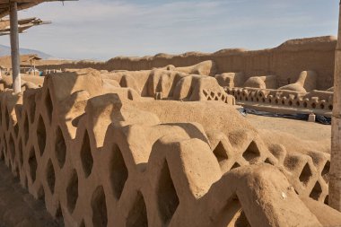Antik bir medeniyetin yankıları dünyanın en büyük çamur tuğlası şehri Chan Chan 'ın engin kerpiç duvarlarında duruyor. Chim İmparatorluğu 'nun kalbi burası UNESCO' nun Dünya Mirası bölgesi..