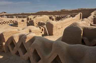 Antik bir medeniyetin yankıları dünyanın en büyük çamur tuğlası şehri Chan Chan 'ın engin kerpiç duvarlarında duruyor. Chim İmparatorluğu 'nun kalbi burası UNESCO' nun Dünya Mirası bölgesi..