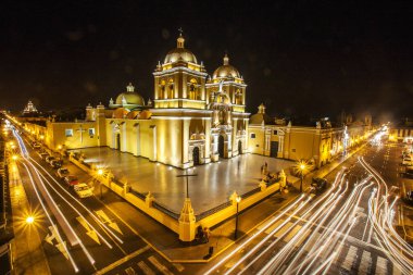 Trujillo Plaza de Armas, canlı koloni mimarisi ve zengin tarihiyle çevrili, şehir ruhunun canlandığı yer. İkonik katedralinden renkli cephelerine.