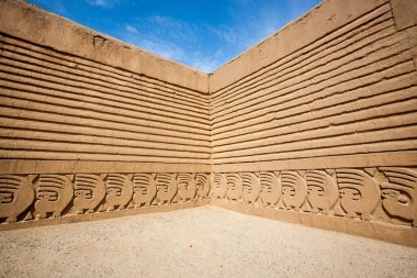 Antik bir medeniyetin yankıları dünyanın en büyük çamur tuğlası şehri Chan Chan 'ın engin kerpiç duvarlarında duruyor. Chim İmparatorluğu 'nun kalbi burası UNESCO' nun Dünya Mirası bölgesi..