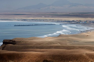 Chicama, dünyadaki en uzun sol el dalgalarından birine ev sahipliği yapmasıyla ünlüdür. Kuzey Peru 'da, La Libertad bölgesinde Puerto Malabrigo kasabası yakınlarında bulunan ünlü bir sörf merkezidir.