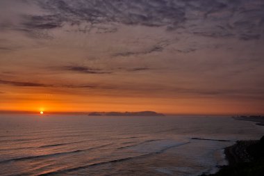 Lima, Peru 'nun Miraflores ilçesinde yer alan Malecn, Pasifik Okyanusu' nun muhteşem manzaralarını sunan güzel bir sahil gezintisidir. Malecn Miraflores 'den gün batımını izlemek popüler ve unutulmaz bir deneyimdir.