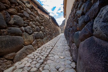 Ollantaytambo, İnka mimarisinin bir başyapıtıdır. Kale ve tapınakları inşa etmek için kullanılan devasa taşlar, 6 kilometre uzaktaki bir taş ocağından, tarihçileri ve mühendisleri şaşırtmaya devam eden Urubamba Rivera 'nın karşısına taşındı..