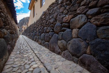 Ollantaytambo, İnka mimarisinin bir başyapıtıdır. Kale ve tapınakları inşa etmek için kullanılan devasa taşlar, 6 kilometre uzaktaki bir taş ocağından, tarihçileri ve mühendisleri şaşırtmaya devam eden Urubamba Rivera 'nın karşısına taşındı..
