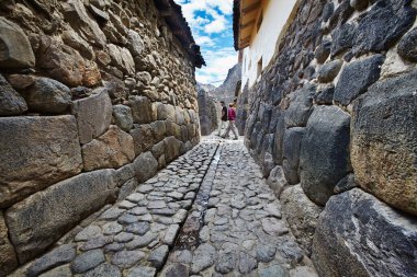 Ollantaytambo, İnka mimarisinin bir başyapıtıdır. Kale ve tapınakları inşa etmek için kullanılan devasa taşlar, 6 kilometre uzaktaki bir taş ocağından, tarihçileri ve mühendisleri şaşırtmaya devam eden Urubamba Rivera 'nın karşısına taşındı..
