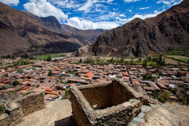 Ollantaytambo, İnka mimarisinin bir başyapıtıdır. Kale ve tapınakları inşa etmek için kullanılan devasa taşlar, 6 kilometre uzaktaki bir taş ocağından, tarihçileri ve mühendisleri şaşırtmaya devam eden Urubamba Rivera 'nın karşısına taşındı..