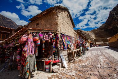 Ollantaytambo, İnka mimarisinin bir başyapıtıdır. Kale ve tapınakları inşa etmek için kullanılan devasa taşlar, 6 kilometre uzaktaki bir taş ocağından, tarihçileri ve mühendisleri şaşırtmaya devam eden Urubamba Rivera 'nın karşısına taşındı..