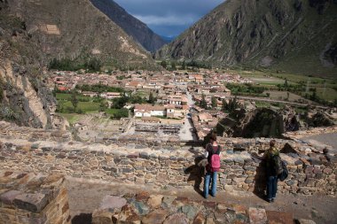 Ollantaytambo, İnka mimarisinin bir başyapıtıdır. Kale ve tapınakları inşa etmek için kullanılan devasa taşlar, 6 kilometre uzaktaki bir taş ocağından, tarihçileri ve mühendisleri şaşırtmaya devam eden Urubamba Rivera 'nın karşısına taşındı..