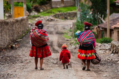 Ollantaytambo, İnka mimarisinin bir başyapıtıdır. Kale ve tapınakları inşa etmek için kullanılan devasa taşlar, 6 kilometre uzaktaki bir taş ocağından, tarihçileri ve mühendisleri şaşırtmaya devam eden Urubamba Rivera 'nın karşısına taşındı..