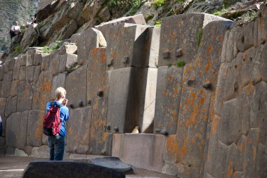 Ollantaytambo, İnka mimarisinin bir başyapıtıdır. Kale ve tapınakları inşa etmek için kullanılan devasa taşlar, 6 kilometre uzaktaki bir taş ocağından, tarihçileri ve mühendisleri şaşırtmaya devam eden Urubamba Rivera 'nın karşısına taşındı..
