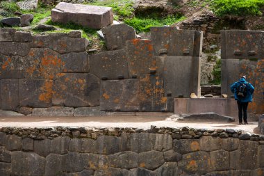 Ollantaytambo, İnka mimarisinin bir başyapıtıdır. Kale ve tapınakları inşa etmek için kullanılan devasa taşlar, 6 kilometre uzaktaki bir taş ocağından, tarihçileri ve mühendisleri şaşırtmaya devam eden Urubamba Rivera 'nın karşısına taşındı..