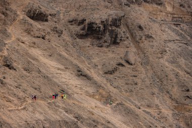 Bisiklet sürücüleri Chorrillos 'ta Morro Solar' dan iniyor Lima City 'nin arka grubuyla