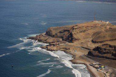 Bisiklet sürücüleri Chorrillos 'ta Morro Solar' dan iniyor Lima City 'nin arka grubuyla