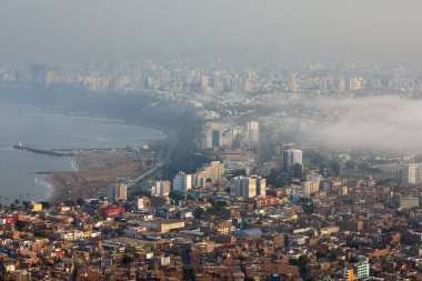 Bisiklet sürücüleri Chorrillos 'ta Morro Solar' dan iniyor Lima City 'nin arka grubuyla