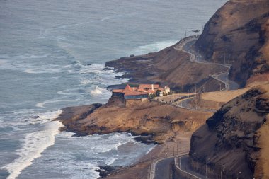 Bisiklet sürücüleri Chorrillos 'ta Morro Solar' dan iniyor Lima City 'nin arka grubuyla