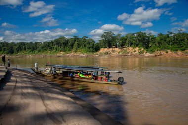 TAMBOPATA RAFTING Vahşi yaşam için fırsatlarla dolu bir yolculuk, ekosistem hakkında bilgi edinmek, ve kendinizi ormanın kalbine daldırmak.