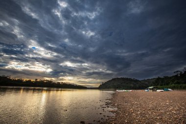 TAMBOPATA RAFTING Vahşi yaşam için fırsatlarla dolu bir yolculuk, ekosistem hakkında bilgi edinmek, ve kendinizi ormanın kalbine daldırmak.