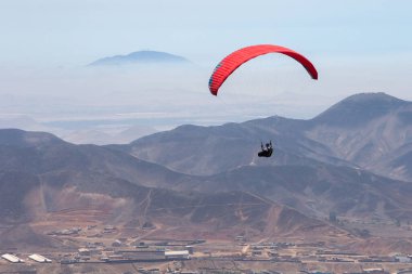 Pachacamac, Peru 'da paragliding yapmak heyecan verici ve nefes kesici bir deneyim olabilir. Pachacamac, Peru 'nun Lima kentinin güneyinde yer alan tarihi ve arkeolojik bir mekan..