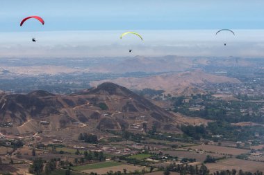 Pachacamac, Peru 'da paragliding yapmak heyecan verici ve nefes kesici bir deneyim olabilir. Pachacamac, Peru 'nun Lima kentinin güneyinde yer alan tarihi ve arkeolojik bir mekan..