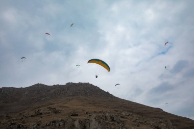 Pachacamac, Peru 'da paragliding yapmak heyecan verici ve nefes kesici bir deneyim olabilir. Pachacamac, Peru 'nun Lima kentinin güneyinde yer alan tarihi ve arkeolojik bir mekan..