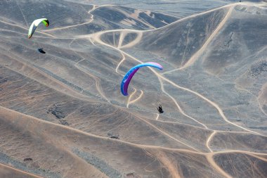 Pachacamac, Peru 'da paragliding yapmak heyecan verici ve nefes kesici bir deneyim olabilir. Pachacamac, Peru 'nun Lima kentinin güneyinde yer alan tarihi ve arkeolojik bir mekan..