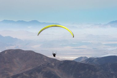 Pachacamac, Peru 'da paragliding yapmak heyecan verici ve nefes kesici bir deneyim olabilir. Pachacamac, Peru 'nun Lima kentinin güneyinde yer alan tarihi ve arkeolojik bir mekan..
