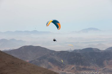 Pachacamac, Peru 'da paragliding yapmak heyecan verici ve nefes kesici bir deneyim olabilir. Pachacamac, Peru 'nun Lima kentinin güneyinde yer alan tarihi ve arkeolojik bir mekan..