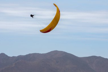 Pachacamac, Peru 'da paragliding yapmak heyecan verici ve nefes kesici bir deneyim olabilir. Pachacamac, Peru 'nun Lima kentinin güneyinde yer alan tarihi ve arkeolojik bir mekan..