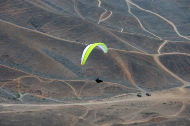 Pachacamac, Peru 'da paragliding yapmak heyecan verici ve nefes kesici bir deneyim olabilir. Pachacamac, Peru 'nun Lima kentinin güneyinde yer alan tarihi ve arkeolojik bir mekan..