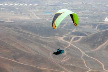 Pachacamac, Peru 'da paragliding yapmak heyecan verici ve nefes kesici bir deneyim olabilir. Pachacamac, Peru 'nun Lima kentinin güneyinde yer alan tarihi ve arkeolojik bir mekan..
