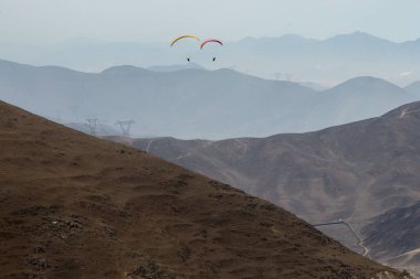 Pachacamac, Peru 'da paragliding yapmak heyecan verici ve nefes kesici bir deneyim olabilir. Pachacamac, Peru 'nun Lima kentinin güneyinde yer alan tarihi ve arkeolojik bir mekan..