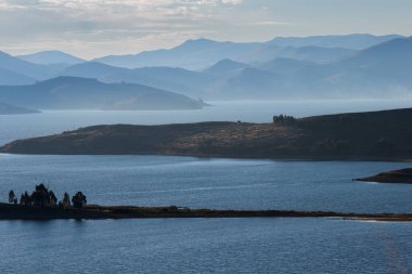 Titicaca Gölü 'ndeki deniz kayağı eşsiz ve unutulmaz bir deneyim olabilir, büyüleyici manzaraları, geleneksel toplulukları ve antik kültürleri keşfetmenize olanak sağlayabilir.