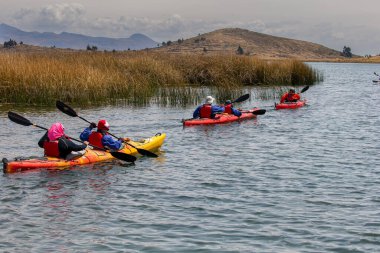 Titicaca Gölü 'ndeki deniz kayağı eşsiz ve unutulmaz bir deneyim olabilir, büyüleyici manzaraları, geleneksel toplulukları ve antik kültürleri keşfetmenize olanak sağlayabilir.