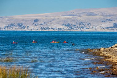 Titicaca Gölü 'ndeki deniz kayağı eşsiz ve unutulmaz bir deneyim olabilir, büyüleyici manzaraları, geleneksel toplulukları ve antik kültürleri keşfetmenize olanak sağlayabilir.