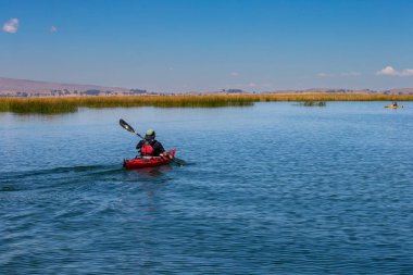 Titicaca Gölü 'ndeki deniz kayağı eşsiz ve unutulmaz bir deneyim olabilir, büyüleyici manzaraları, geleneksel toplulukları ve antik kültürleri keşfetmenize olanak sağlayabilir.