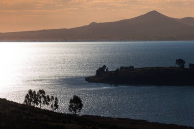 Titicaca Gölü 'ndeki deniz kayağı eşsiz ve unutulmaz bir deneyim olabilir, büyüleyici manzaraları, geleneksel toplulukları ve antik kültürleri keşfetmenize olanak sağlayabilir.