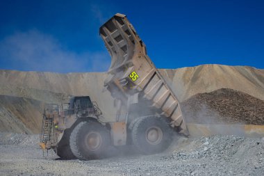 Madencilik kamyonları genellikle off-road kullanımı için tasarlanmıştır, yani genellikle madencilik operasyonlarında görülen sert, düzensiz ve bazen zorlu arazilerden geçebilirler..