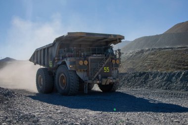 Madencilik kamyonları genellikle off-road kullanımı için tasarlanmıştır, yani genellikle madencilik operasyonlarında görülen sert, düzensiz ve bazen zorlu arazilerden geçebilirler..