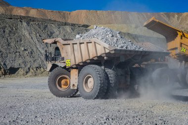 Madencilik kamyonları genellikle off-road kullanımı için tasarlanmıştır, yani genellikle madencilik operasyonlarında görülen sert, düzensiz ve bazen zorlu arazilerden geçebilirler..