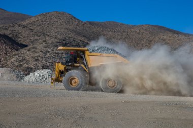 Madencilik kamyonları genellikle off-road kullanımı için tasarlanmıştır, yani genellikle madencilik operasyonlarında görülen sert, düzensiz ve bazen zorlu arazilerden geçebilirler..