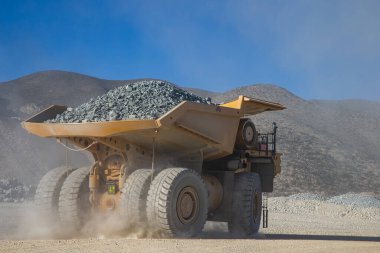 Madencilik kamyonları genellikle off-road kullanımı için tasarlanmıştır, yani genellikle madencilik operasyonlarında görülen sert, düzensiz ve bazen zorlu arazilerden geçebilirler..
