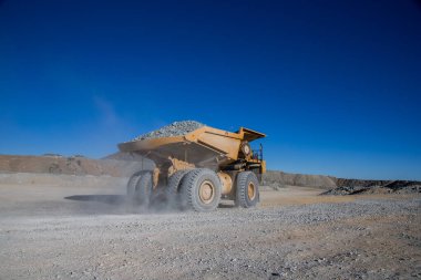 Madencilik kamyonları genellikle off-road kullanımı için tasarlanmıştır, yani genellikle madencilik operasyonlarında görülen sert, düzensiz ve bazen zorlu arazilerden geçebilirler..