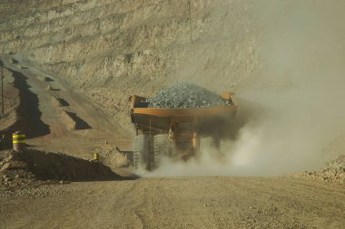 Madencilik kamyonları genellikle off-road kullanımı için tasarlanmıştır, yani genellikle madencilik operasyonlarında görülen sert, düzensiz ve bazen zorlu arazilerden geçebilirler..