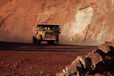 Madencilik kamyonları genellikle off-road kullanımı için tasarlanmıştır, yani genellikle madencilik operasyonlarında görülen sert, düzensiz ve bazen zorlu arazilerden geçebilirler..