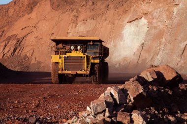 Madencilik kamyonları genellikle off-road kullanımı için tasarlanmıştır, yani genellikle madencilik operasyonlarında görülen sert, düzensiz ve bazen zorlu arazilerden geçebilirler..