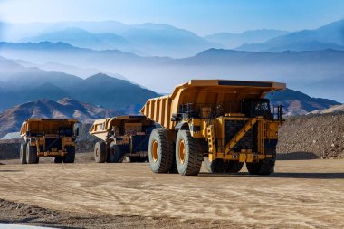 Madencilik kamyonları genellikle off-road kullanımı için tasarlanmıştır, yani genellikle madencilik operasyonlarında görülen sert, düzensiz ve bazen zorlu arazilerden geçebilirler..