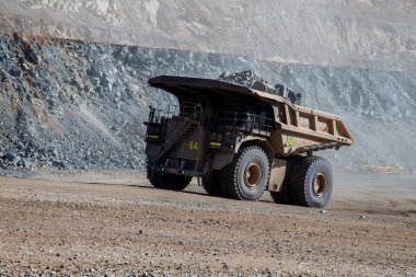 Madencilik kamyonları genellikle off-road kullanımı için tasarlanmıştır, yani genellikle madencilik operasyonlarında görülen sert, düzensiz ve bazen zorlu arazilerden geçebilirler..