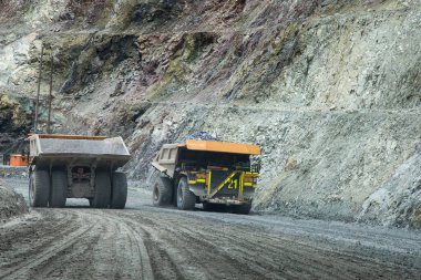Madencilik kamyonları genellikle off-road kullanımı için tasarlanmıştır, yani genellikle madencilik operasyonlarında görülen sert, düzensiz ve bazen zorlu arazilerden geçebilirler..